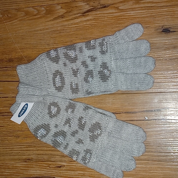 Nwt -Old Navy Winter Stocking Hat and Gloves - Picture 5 of 7
